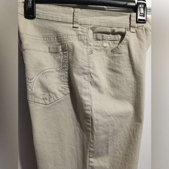 Woman’s Gloria Vanderbilt Jeans . - Picture 2 of 16